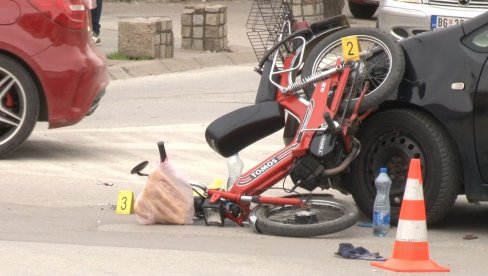 SUDAR TAKSIJA I MOPEDA: Motociklista pao i zadobio povrede SUDAR TAKSIJA I MOPEDA: Motociklista pao i zadobio povrede
