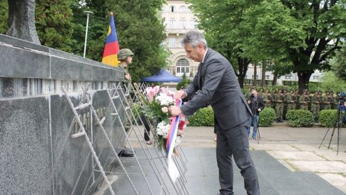AMANET DA NE ZABORAVIMO ŽRTVE SUMANUTE IDEOLOGIJE: Vranje obeležilo Dan pobede nad fašizmom AMANET DA NE ZABORAVIMO ŽRTVE SUMANUTE IDEOLOGIJE: Vranje obeležilo Dan pobede nad fašizmom
