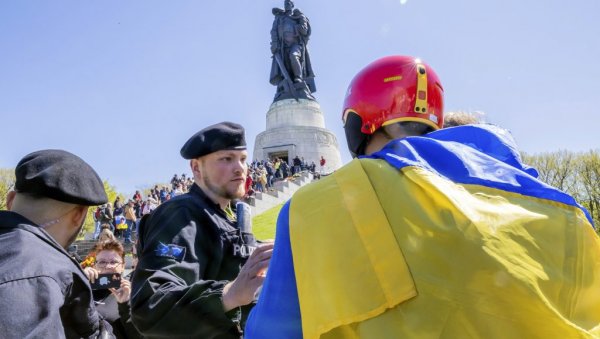 ИНЦИДЕНТ У ВАРШАВИ: Руски амбасадор спречен да положи цвеће на гробљу совјетским војницима (ФОТО/ВИДЕО)