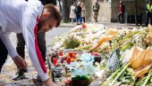 DIRLJIVE SCENE: Fudbaleri Crvene zvezde položili cveće u čast žrtvama pucnjave u Beogradu DIRLJIVE SCENE: Fudbaleri Crvene zvezde položili cveće u čast žrtvama pucnjave u Beogradu