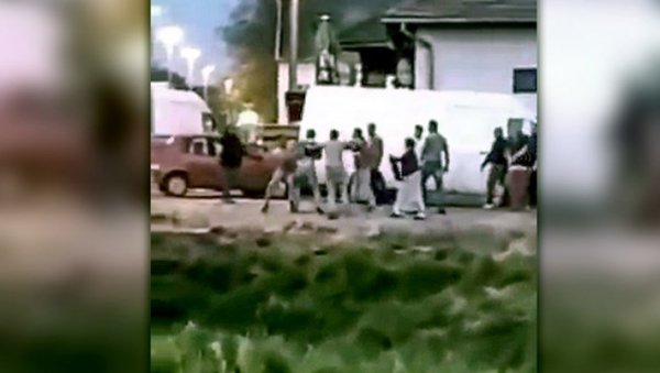 СНИМАК МАСОВНЕ ТУЧЕ У КУТИНИ: Људи се млатили на улици, полиција најавила - биће хапшења (ВИДЕО) СНИМАК МАСОВНЕ ТУЧЕ У КУТИНИ: Људи се млатили на улици, полиција најавила - биће хапшења (ВИДЕО)