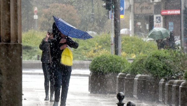 ВЕЛИКА ПРОМЕНА ВРЕМЕНА: Стиже киша, грмљавина, пљускови...