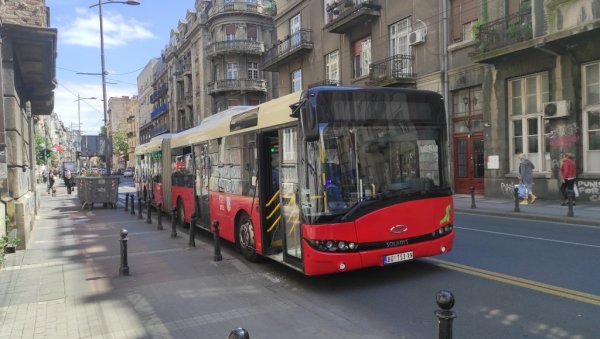 ЗБОГ ЈАКОГ НАЛЕТА ВЕТРА УМАЛО ИЗБЕГНУТА НЕСРЕЋА НА УГЛУ СВЕТОГОРСКЕ И ВЛАЈКОВИЋЕВЕ УЛИЦЕ: Девојку повредио контејнер