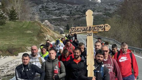 У МОЛИТВЕНОМ ХОДУ ОКО 100 КИЛОМЕТАРА ПЕШАЧЕЊА: Међу Жабљачанима и Баранин У МОЛИТВЕНОМ ХОДУ ОКО 100 КИЛОМЕТАРА ПЕШАЧЕЊА: Међу Жабљачанима и Баранин