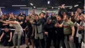 I KADA NE BUDEŠ PRVI TI... Kakav doček za igrače Partizana na aerodromu (VIDEO)