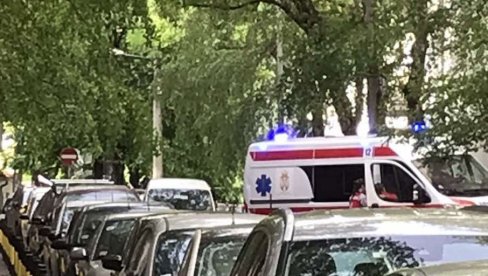 ČOVEK NEPOMIČNO LEŽAO, ŽENA VRIŠTALA: Nesrećni muškarac zadobio teške povrede, nalazi se u veštačkoj komi ČOVEK NEPOMIČNO LEŽAO, ŽENA VRIŠTALA: Nesrećni muškarac zadobio teške povrede, nalazi se u veštačkoj komi