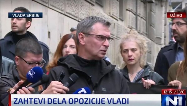 НОВИНАРКА У 15 СЕКУНДИ ПОКОПАЛА ОРГАНИЗАТОРЕ ПРОТЕСТА: Поставила Ћути питање које му се уопште није допало (ВИДЕО) НОВИНАРКА У 15 СЕКУНДИ ПОКОПАЛА ОРГАНИЗАТОРЕ ПРОТЕСТА: Поставила Ћути питање које му се уопште није допало (ВИДЕО)