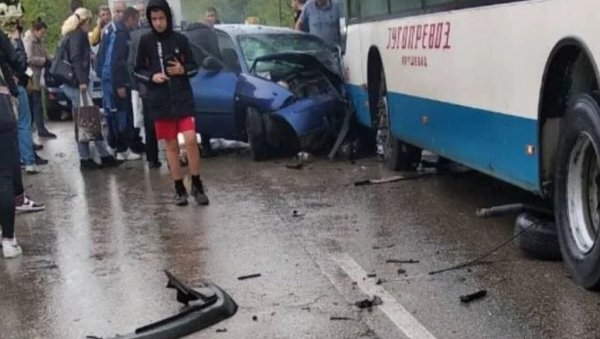 ДЕТАЉИ САОБРАЋАЈНЕ НЕЗГОДЕ КОД КАОНИКА: Возач путничког возила лакше повређен, до незгоде дошло приликом непрописног претицања ДЕТАЉИ САОБРАЋАЈНЕ НЕЗГОДЕ КОД КАОНИКА: Возач путничког возила лакше повређен, до незгоде дошло приликом непрописног претицања