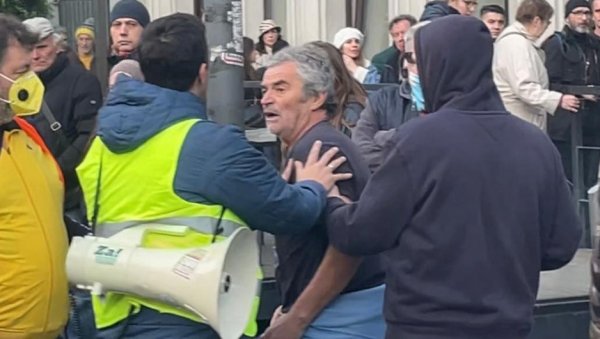 ПОЛИТИЧКИ ПРОТЕСТИ СУ ТЕРОР НАД ГРАЂАНИМА: Светили су се грађанима што их неће на власти ПОЛИТИЧКИ ПРОТЕСТИ СУ ТЕРОР НАД ГРАЂАНИМА: Светили су се грађанима што их неће на власти
