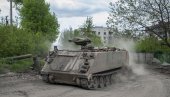 ЗАПАД ГУРА УКРАЈИНУ У УРБАНЕ БОРБЕ: Гине пешадија, штеди се на оружју (ВИДЕО) ЗАПАД ГУРА УКРАЈИНУ У УРБАНЕ БОРБЕ: Гине пешадија, штеди се на оружју (ВИДЕО)