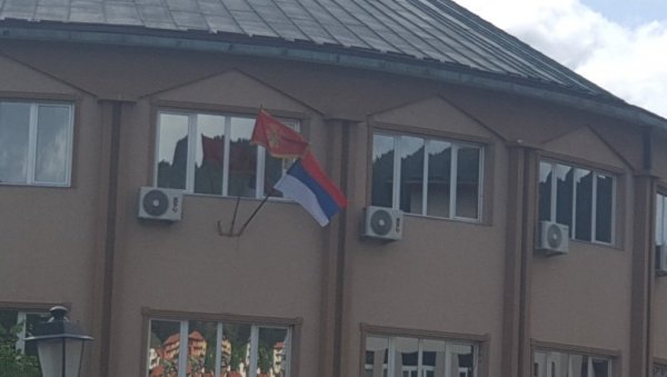 СРПСКА ТРОБОЈКА НА СВИМ ЈАВНИМ УСТАНОВАМА У ПЉЕВЉИМА: Председник општине Дарио Вранеш издао хитан налог СРПСКА ТРОБОЈКА НА СВИМ ЈАВНИМ УСТАНОВАМА У ПЉЕВЉИМА: Председник општине Дарио Вранеш издао хитан налог