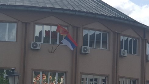 SRPSKA TROBOJKA NA SVIM JAVNIM USTANOVAMA U PLJEVLJIMA: Predsednik opštine Dario Vraneš izdao hitan nalog SRPSKA TROBOJKA NA SVIM JAVNIM USTANOVAMA U PLJEVLJIMA: Predsednik opštine Dario Vraneš izdao hitan nalog