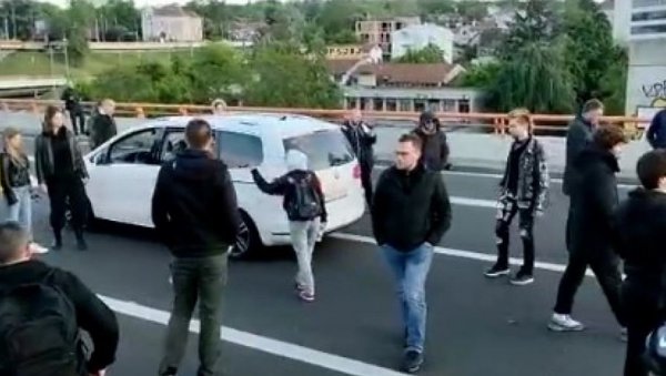МАЈКА СА ЧЕТВОРО ДЕЦЕ У АУТУ НЕ МОЖЕ ДА ПРОЂЕ ПРЕКО МОСТА: Оваko изгледа политички протест против насиља у Београду (ВИДЕО) МАЈКА СА ЧЕТВОРО ДЕЦЕ У АУТУ НЕ МОЖЕ ДА ПРОЂЕ ПРЕКО МОСТА: Оваko изгледа политички протест против насиља у Београду (ВИДЕО)
