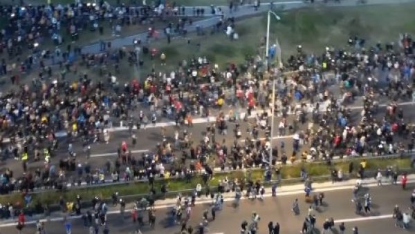 СНИМАК ПОЛИТИЧКИХ ПРОТЕСТА ИЗ ВАЗДУХА: Из објектива сниматеља Ал Џазире - све се јасно види (ВИДЕО) СНИМАК ПОЛИТИЧКИХ ПРОТЕСТА ИЗ ВАЗДУХА: Из објектива сниматеља Ал Џазире - све се јасно види (ВИДЕО)