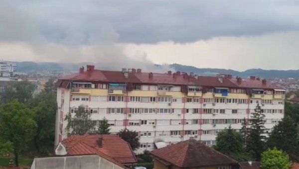ПОЖАР У БЛИЗИНИ ОСНОВНЕ ШКОЛЕ У БАЊАЛУЦИ: Запалио се стан у згради, ватрогасци хитно изашли на терен (ВИДЕО) ПОЖАР У БЛИЗИНИ ОСНОВНЕ ШКОЛЕ У БАЊАЛУЦИ: Запалио се стан у згради, ватрогасци хитно изашли на терен (ВИДЕО)