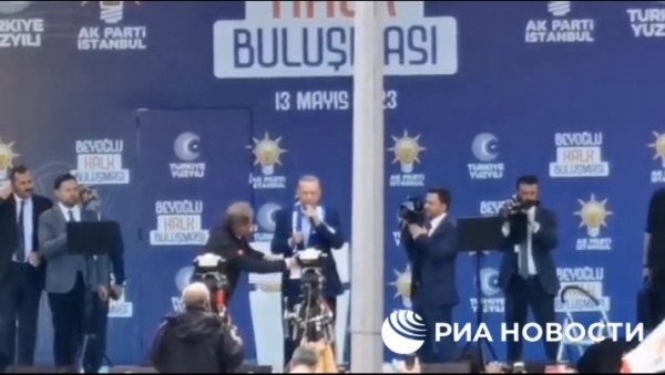 ЕРДОГАН ЗАПЕВАО НА ПРЕДИЗБОРНОМ МИТИНГУ: Каснио пола сата, ево како су реаговали окупљени (ВИДЕО) ЕРДОГАН ЗАПЕВАО НА ПРЕДИЗБОРНОМ МИТИНГУ: Каснио пола сата, ево како су реаговали окупљени (ВИДЕО)