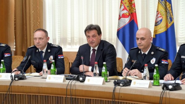 ГАШИЋ НА КОЛЕГИЈУМУ МУП СРБИЈЕ: Задаци за очување безбедности земље, грађана а посебно деце ГАШИЋ НА КОЛЕГИЈУМУ МУП СРБИЈЕ: Задаци за очување безбедности земље, грађана а посебно деце