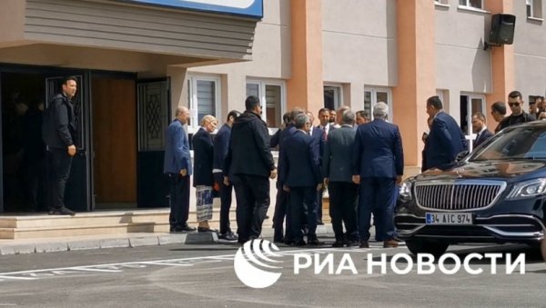 ЕРДОГАН ГЛАСАО НА ИЗБОРИМА У ТУРСКОЈ: Народ стајао у реду да види председника, дочекали га уз овације (ВИДЕО) ЕРДОГАН ГЛАСАО НА ИЗБОРИМА У ТУРСКОЈ: Народ стајао у реду да види председника, дочекали га уз овације (ВИДЕО)