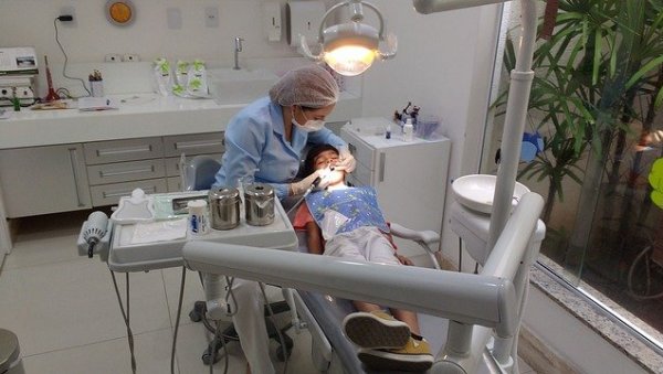 КАД ЈЕ ПРАВО ВРЕМЕ ДА СЕ МИСЛИ НА САВРШЕН ОСМЕХ: Већ од пете године дете може да носи протезу КАД ЈЕ ПРАВО ВРЕМЕ ДА СЕ МИСЛИ НА САВРШЕН ОСМЕХ: Већ од пете године дете може да носи протезу
