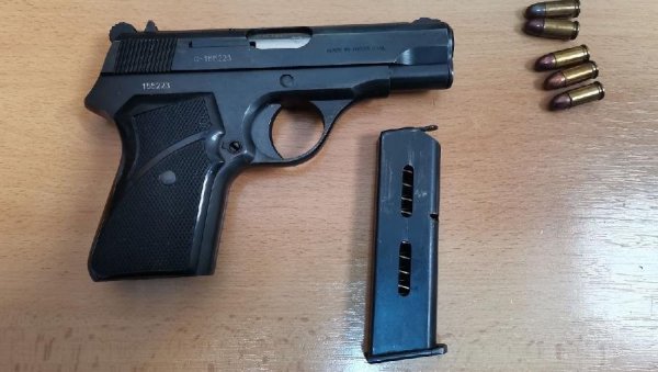 ПОКУШАО ДА ЗАКОПА РАНАЦ СА ПИШТОЉЕМ И МЕЦИМА У ШУМИ НА ЗВЕЗДАРИ: Код осумњиченог нађена и дрога ПОКУШАО ДА ЗАКОПА РАНАЦ СА ПИШТОЉЕМ И МЕЦИМА У ШУМИ НА ЗВЕЗДАРИ: Код осумњиченог нађена и дрога