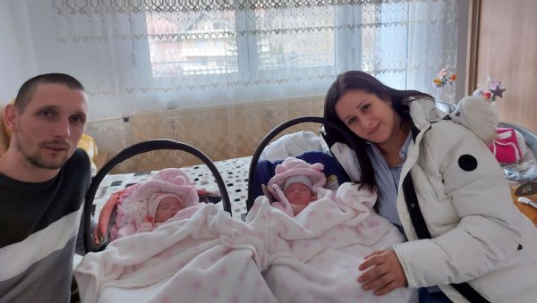 ДИВНЕ ВЕСТИ ИЗ ЖУПЕ: Превремено рођена девојчица, једна од тројки, добија каниле, поново ће бити са две сестрице ДИВНЕ ВЕСТИ ИЗ ЖУПЕ: Превремено рођена девојчица, једна од тројки, добија каниле, поново ће бити са две сестрице