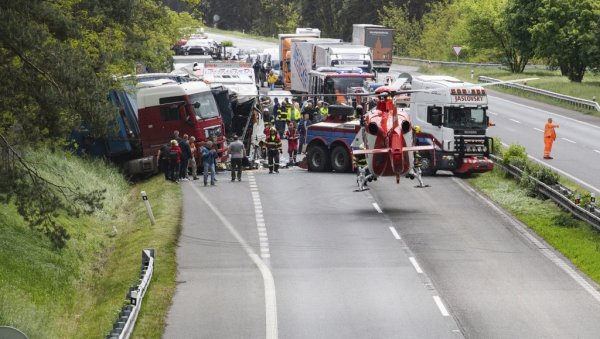 У ТЕШКОЈ САОБРАЋАЈНОЈ НЕСРЕЋИ НАЈМАЊЕ 55 ЉУДИ ПОВРЕЂЕНО: Огласила се полиција о ужасном судару у Словачкој