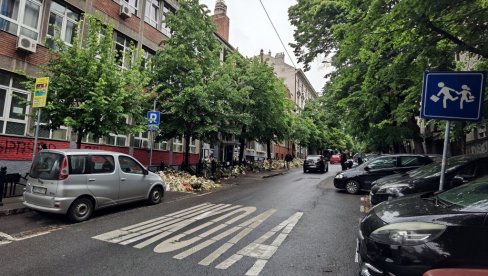 ZA DECU ILI PROTIV VLASTI? Danas je 30 dana od masakra u Ribnikaru, samo jedna žena pali sveću ispred škole, ostali idu na protest ZA DECU ILI PROTIV VLASTI? Danas je 30 dana od masakra u Ribnikaru, samo jedna žena pali sveću ispred škole, ostali idu na protest