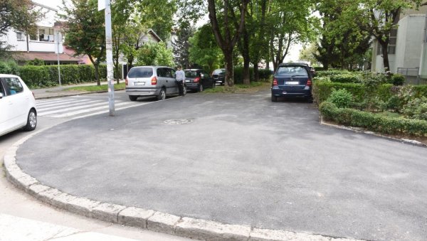 АСФАЛТИРАНО 500 МЕТАРА ТРОТОАРА: Житељи Улице Душана Мађарчића Корчагина добили пешачку стазу АСФАЛТИРАНО 500 МЕТАРА ТРОТОАРА: Житељи Улице Душана Мађарчића Корчагина добили пешачку стазу