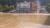 У СРЕД БОРБЕ СА ВОДЕНИМ БУЈИЦАМА: Ватрогасци добили нови и занимљив задатак (ФОТО) У СРЕД БОРБЕ СА ВОДЕНИМ БУЈИЦАМА: Ватрогасци добили нови и занимљив задатак (ФОТО)