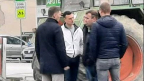 SRBIJA PROTIV NASILJA U KAFANI: DS-ovac privatizovao protest i smestio ga u svoj ugostiteljski objekat SRBIJA PROTIV NASILJA U KAFANI: DS-ovac privatizovao protest i smestio ga u svoj ugostiteljski objekat