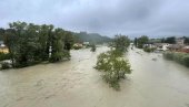 DRAMATIČNA SITUACIJA U ITALIJI: Hiljade evakuisanih - 14 reka izlilo se iz korita (VIDEO) DRAMATIČNA SITUACIJA U ITALIJI: Hiljade evakuisanih - 14 reka izlilo se iz korita (VIDEO)
