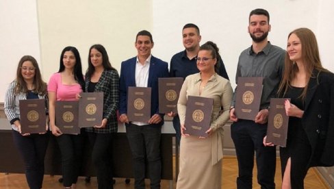 PRVI DIPLOMCI U KRUŠEVCU: Ima ih osmoro i spremani su da nastave časnu porodičnu tradiciju poljoprivrednika (FOTO) PRVI DIPLOMCI U KRUŠEVCU: Ima ih osmoro i spremani su da nastave časnu porodičnu tradiciju poljoprivrednika (FOTO)
