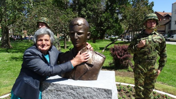 СПОМЕНИК СИНЂЕЛИЋУ С ПОВЛЕНА Мајка Аница: Ово је његово треће рођење, надам се да ће оно бити вечно СПОМЕНИК СИНЂЕЛИЋУ С ПОВЛЕНА Мајка Аница: Ово је његово треће рођење, надам се да ће оно бити вечно