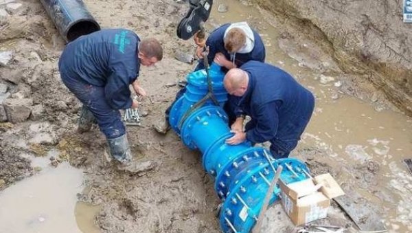 ЗБОГ ОБИЛНЕ КИШЕ: Вода замућена у два бунара у Зрењанину ЗБОГ ОБИЛНЕ КИШЕ: Вода замућена у два бунара у Зрењанину
