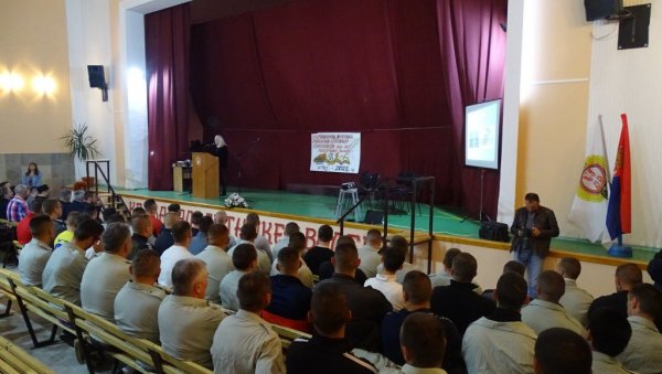 ДА БУДЕ ШТО МАЊЕ ПОВРАТНИКА: Фестивал осуђеничког стваралаштва у КПЗ за малолетнике у Ваљевуа буде што мање повратника ДА БУДЕ ШТО МАЊЕ ПОВРАТНИКА: Фестивал осуђеничког стваралаштва у КПЗ за малолетнике у Ваљевуа буде што мање повратника