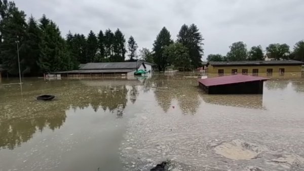 ДРАМА У СИСКУ: Вода пробила насип ДРАМА У СИСКУ: Вода пробила насип