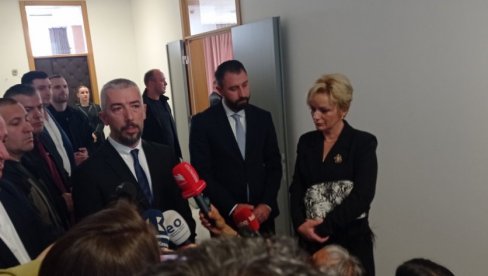KURTIJEV GRADONAČELNIK IGNORISAO SRPSKE NOVINARE: Pričao na albanskom, očekuje se konferencija Srpske liste KURTIJEV GRADONAČELNIK IGNORISAO SRPSKE NOVINARE: Pričao na albanskom, očekuje se konferencija Srpske liste