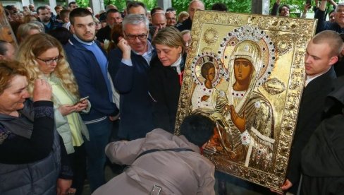 BLAGOSLOV TROJERUČICE: U Suboticu stigla najsvetija kopija ikone Srpske crkve  - Presvete Bogorodice sa Hilandara