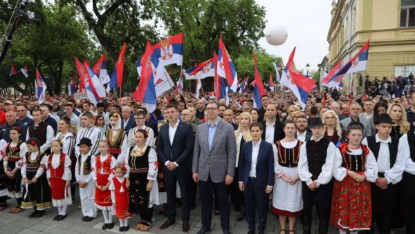 НАЈЈАЧА ПОРУКА ЗА КРАЈ Вучић: Ја да служим странцима, ни за шаку долара, ни за планину власти, никад нећу! Служим грађанима! НАЈЈАЧА ПОРУКА ЗА КРАЈ Вучић: Ја да служим странцима, ни за шаку долара, ни за планину власти, никад нећу! Служим грађанима!
