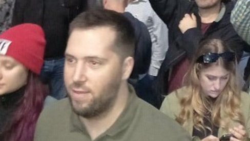 PUCAĆE PIŠTOLJI, IMA SVE DA SE PUŠI: Opozicionar preti krvoprolićem (FOTO) PUCAĆE PIŠTOLJI, IMA SVE DA SE PUŠI: Opozicionar preti krvoprolićem (FOTO)