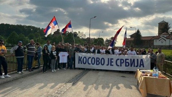 ИДЕМО ДАЉЕ, СРБИЈА НЕ СМЕ ДА СТАНЕ: Срби из Митровице и Лепосавића који су пешке кренули за Београд стигли у Жичу (ФОТО/ВИДЕО) ИДЕМО ДАЉЕ, СРБИЈА НЕ СМЕ ДА СТАНЕ: Срби из Митровице и Лепосавића који су пешке кренули за Београд стигли у Жичу (ФОТО/ВИДЕО)