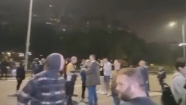 ПОЗВАЛИ ИХ НА БЛОКАДУ, ПА ОТИШЛИ: Опозициони политичари искористили грађане - Отишла Биљана посланица, отишао Зеленовић (ВИДЕО) ПОЗВАЛИ ИХ НА БЛОКАДУ, ПА ОТИШЛИ: Опозициони политичари искористили грађане - Отишла Биљана посланица, отишао Зеленовић (ВИДЕО)