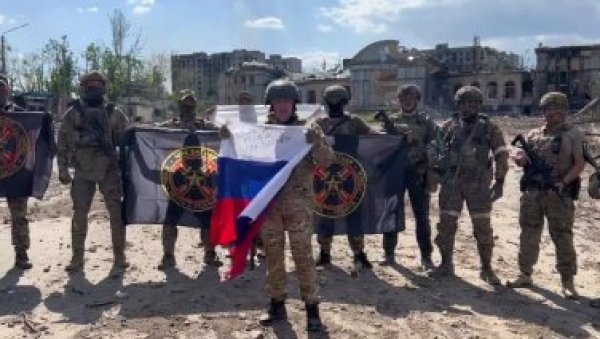 БАХМУТ ПОТПУНО ОСЛОБОЂЕН: Пала тврђава украјинске одбране (ФОТО) БАХМУТ ПОТПУНО ОСЛОБОЂЕН: Пала тврђава украјинске одбране (ФОТО)