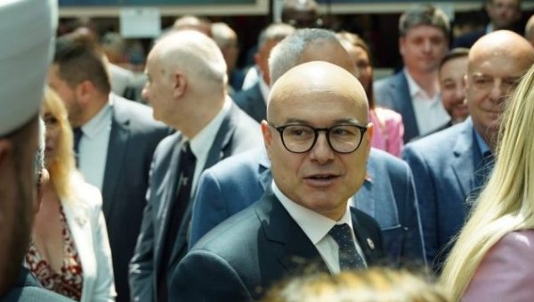 ПОНОСАН САМ НА НОВИ САД И СРБИЈУ Милош Вучевић присуствао отварању Пољопривредног сајма (ФОТО) ПОНОСАН САМ НА НОВИ САД И СРБИЈУ Милош Вучевић присуствао отварању Пољопривредног сајма (ФОТО)