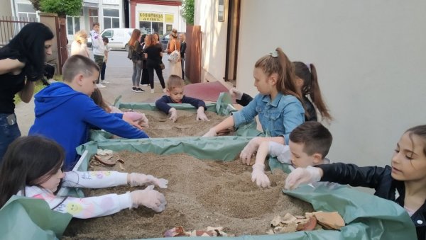 ПАРАЋИНСКИ МУЗЕЈ У СУСРЕТ „НОЋИ МУЗЕЈА“: Изложбе, предавања, садржаји за децу ПАРАЋИНСКИ МУЗЕЈ У СУСРЕТ „НОЋИ МУЗЕЈА“: Изложбе, предавања, садржаји за децу