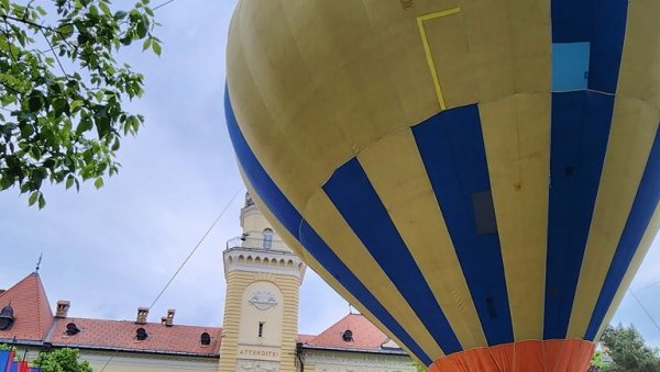 ЈЕДИНСТВЕН ДОЖИВЉАЈ РАЗГЛЕДАЊА ГРАДА: У Кикинди одржан први фестивал балона (ФOTO) ЈЕДИНСТВЕН ДОЖИВЉАЈ РАЗГЛЕДАЊА ГРАДА: У Кикинди одржан први фестивал балона (ФOTO)