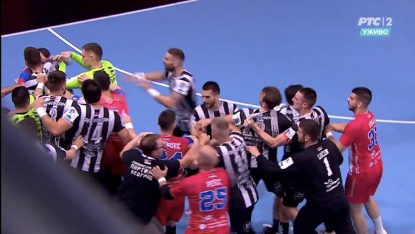 БРУКА: Ужасне сцене у српском спорту, потукли се рукометаши Партизана и Војводине (ВИДЕО) БРУКА: Ужасне сцене у српском спорту, потукли се рукометаши Партизана и Војводине (ВИДЕО)