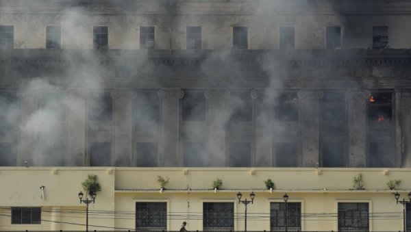 ВАТРА ПРОГУТАЛА ПОШТУ СТАРУ 100 ГОДИНА: Велики пожар у Манили ВАТРА ПРОГУТАЛА ПОШТУ СТАРУ 100 ГОДИНА: Велики пожар у Манили