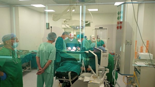 ЛЕКАРИ У НИШУ УЧИНИЛИ СКОРО НЕМОГУЋЕ: Мушкарцу којем је циркулар одсекао шаку успешно пришивена назад ЛЕКАРИ У НИШУ УЧИНИЛИ СКОРО НЕМОГУЋЕ: Мушкарцу којем је циркулар одсекао шаку успешно пришивена назад