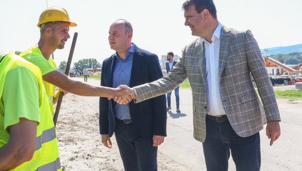 ПРИ КРАЈУ ИЗГРАДЊА БИЦИКЛИСТИЧКЕ СТАЗЕ НОВИ САД – БЕГЕЧ: За десетак дана отварање деонице европских коридора кроз Србију ПРИ КРАЈУ ИЗГРАДЊА БИЦИКЛИСТИЧКЕ СТАЗЕ НОВИ САД – БЕГЕЧ: За десетак дана отварање деонице европских коридора кроз Србију